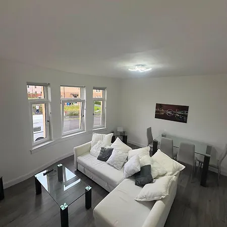 Apartamento Contractor Welcome Newly Refurbished 2 Bedroom Sleeps 5 With Free Secure Parking And Wifi Fully Fitted Kitchen With Washer Dryer Weekly Bedding Change And Hoover Long Term Rate Available 3 Miles From Centre Glasgow
