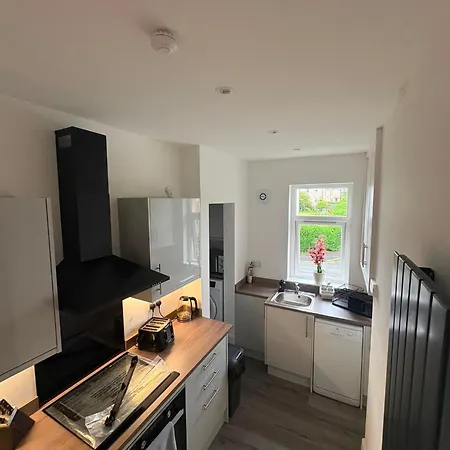 Contractor Welcome Newly Refurbished 2 Bedroom Sleeps 5 With Free Secure Parking And Wifi Fully Fitted Kitchen With Washer Dryer Weekly Bedding Change And Hoover Long Term Rate Available 3 Miles From Centre * Glasgow