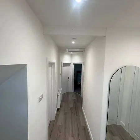 Contractor Welcome Newly Refurbished 2 Bedroom Sleeps 5 With Free Secure Parking And Wifi Fully Fitted Kitchen With Washer Dryer Weekly Bedding Change And Hoover Long Term Rate Available 3 Miles From Centre Apartamento *