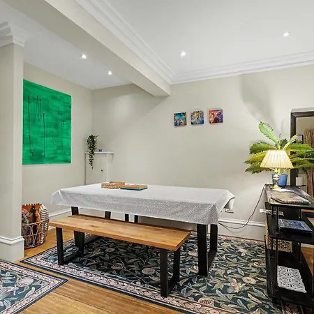 Elegant West End Flat In *