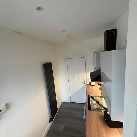 Contractor Welcome Newly Refurbished 2 Bedroom Sleeps 5 With Free Secure Parking And Wifi Fully Fitted Kitchen With Washer Dryer Weekly Bedding Change And Hoover Long Term Rate Available 3 Miles From Centre Apartamento Glasgow