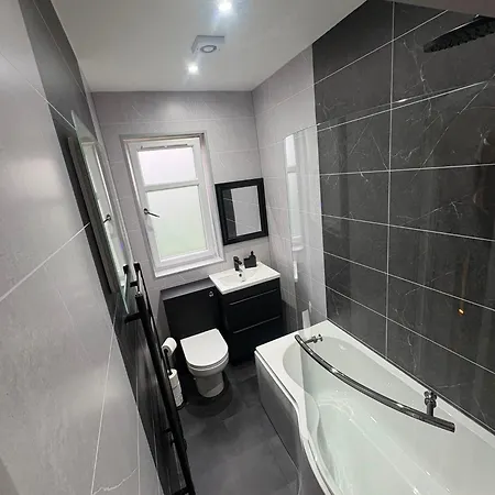Apartamento Contractor Welcome Newly Refurbished 2 Bedroom Sleeps 5 With Free Secure Parking And Wifi Fully Fitted Kitchen With Washer Dryer Weekly Bedding Change And Hoover Long Term Rate Available 3 Miles From Centre