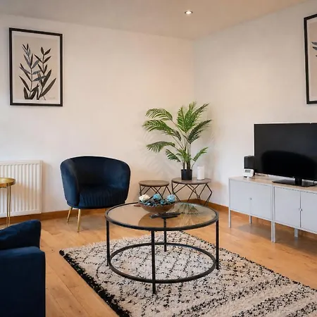 2br House Free Parking Easy Access דירה