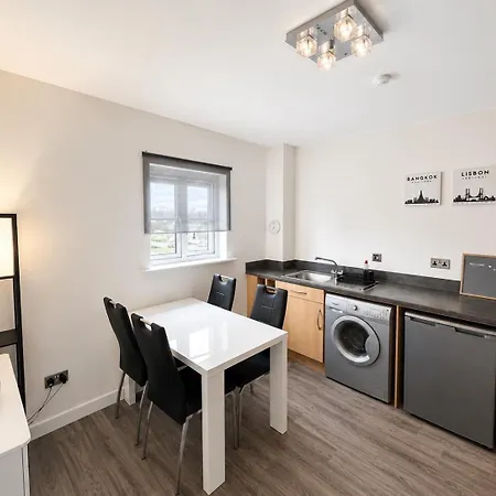 Modern 2br With 2 Bathrooms & Free Parking Apartment Glasgow