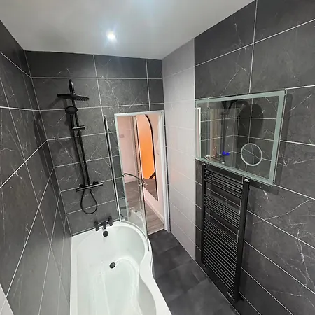 Contractor Welcome Newly Refurbished 2 Bedroom Sleeps 5 With Free Secure Parking And Wifi Fully Fitted Kitchen With Washer Dryer Weekly Bedding Change And Hoover Long Term Rate Available 3 Miles From Centre *