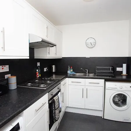 Homely Flat Close To Centre With Free Parking *