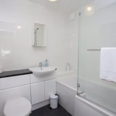 Homely Flat Close To Centre With Free Parking Glasgow