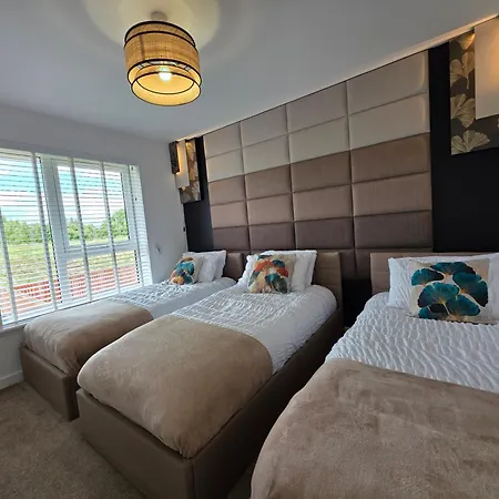 Entire Spacious 3-bed Family Home, Centre, Free Parking, Garden