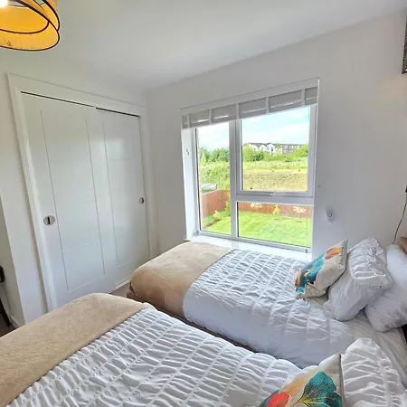 Entire Spacious 3-bed Family Home, Centre, Free Parking, Garden Apartment