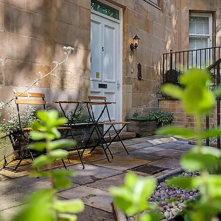 Апартаменты Elegant West End Flat In