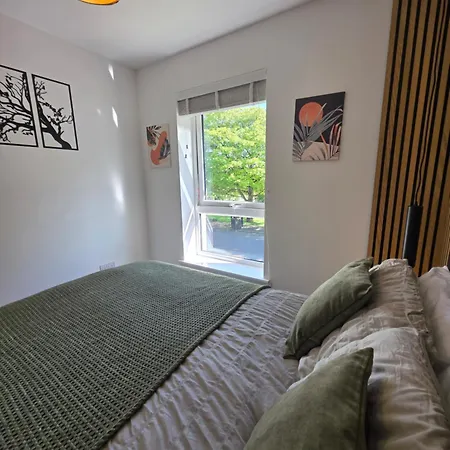 Апартаменты Entire Spacious 3-bed Family Home, Centre, Free Parking, Garden *