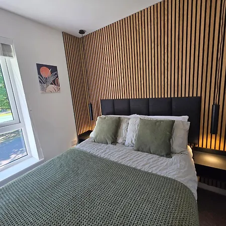 Entire Spacious 3-bed Family Home, Centre, Free Parking, Garden Глазго
