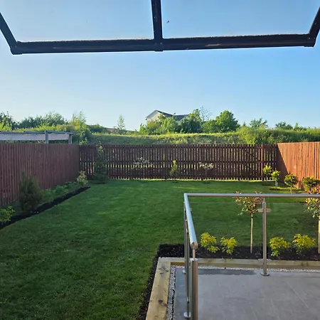 Апартаменты Entire Spacious 3-bed Family Home, Centre, Free Parking, Garden