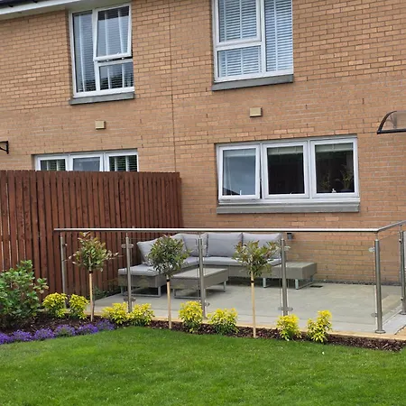 Апартаменты Entire Spacious 3-bed Family Home, Centre, Free Parking, Garden *
