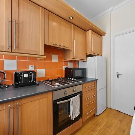 Group 3br Close To Hydro And Secc With Parking *