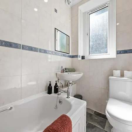 Group 3br Close To Hydro And Secc With Parking *