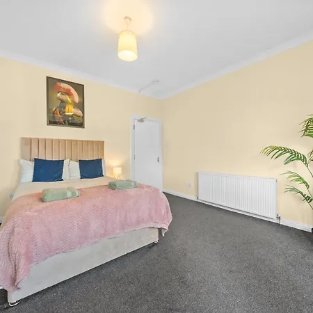 Group 3br Close To Hydro And Secc With Parking * Glasgow