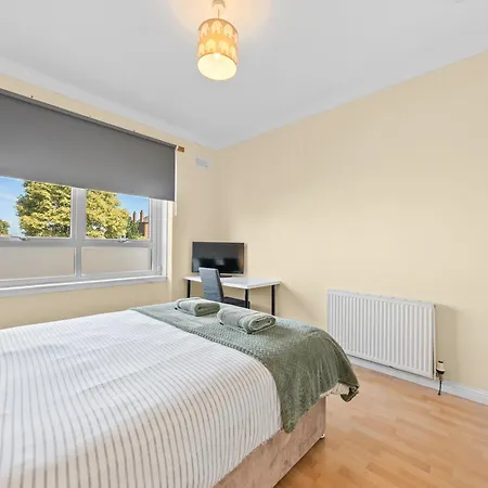 Group 3br Close To Hydro And Secc With Parking * Glasgow