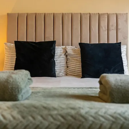 Group 3br Close To Hydro And Secc With Parking Glasgow