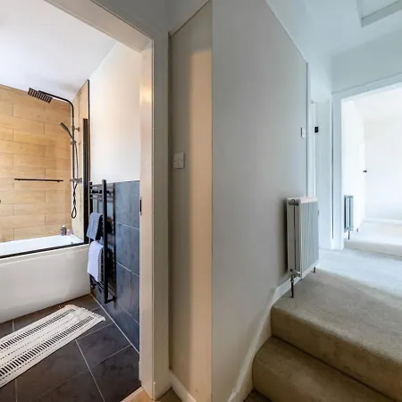 Comfortable 3-bed Home, *
