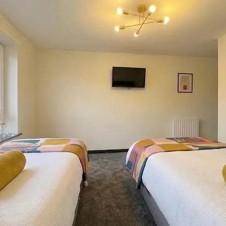 3br, 5 Beds, Free Parking - Long Term Glasgow
