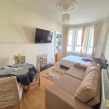 Warm & Welcoming 2-bed Flat With Free Parking Lägenhet