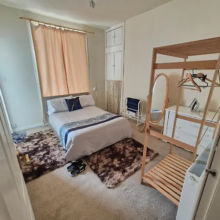 Warm & Welcoming 2-bed Flat With Free Parking *