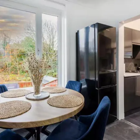 Modern 3-bed Apartment, Free Parking, Apartamento *