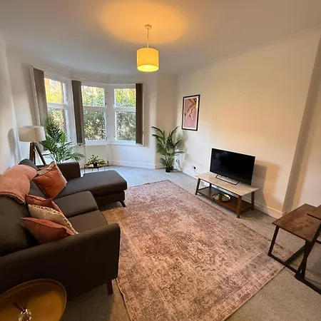 Bright 3 Bedroom With Parking In Shawlands
