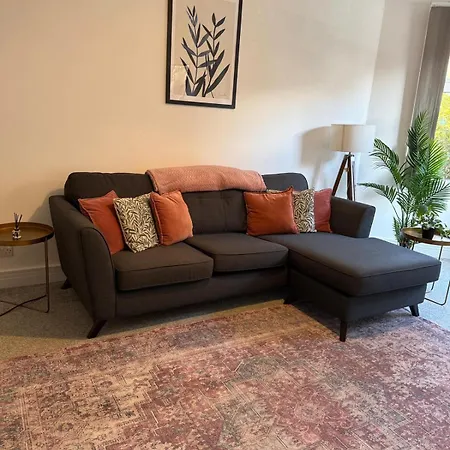 Bright 3 Bedroom With Parking In Shawlands Γλασκώβη