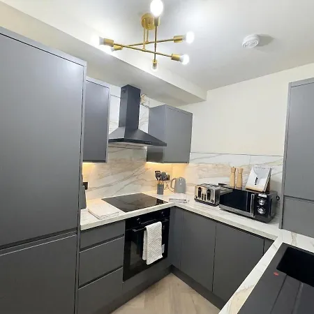 Lägenhet 3br, 5 Beds, Free Parking - Long Term Glasgow