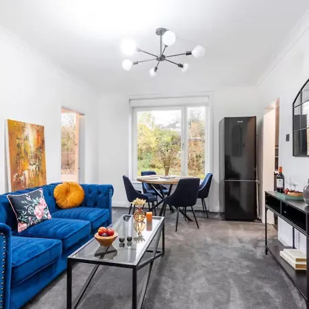 Modern 3-bed Apartment, Free Parking,