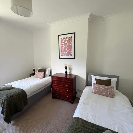Bright 3 Bedroom With Parking In Shawlands