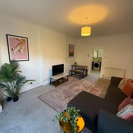 Bright 3 Bedroom With Parking In Shawlands Γλασκώβη