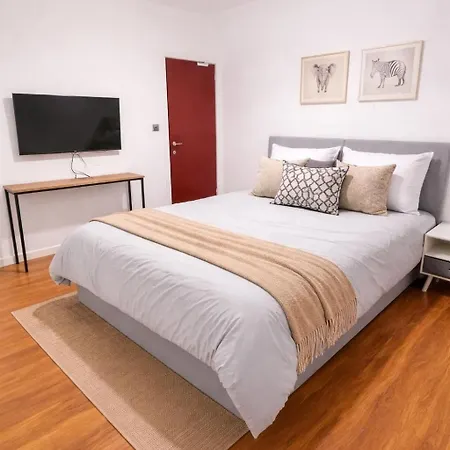 3br, Modernised Ground Floor Apartment, Free Park
