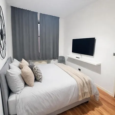 3br, Modernised Ground Floor Apartment, Free Park *