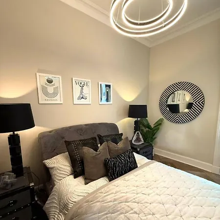 Modern West End Apartment, Glasgow. *