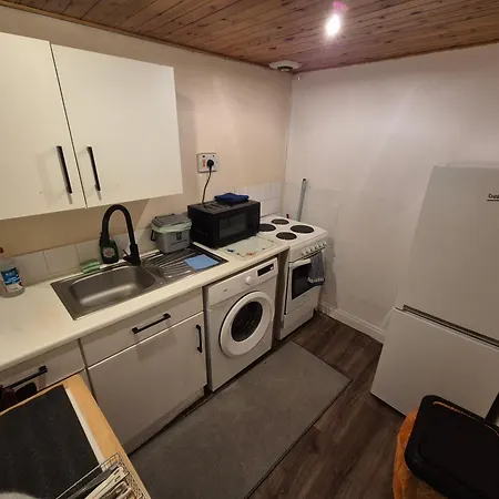 Warm & Welcoming 2-bed Flat With Free Parking Lägenhet