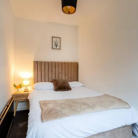 Modern 3-bed Apartment, Free Parking, *