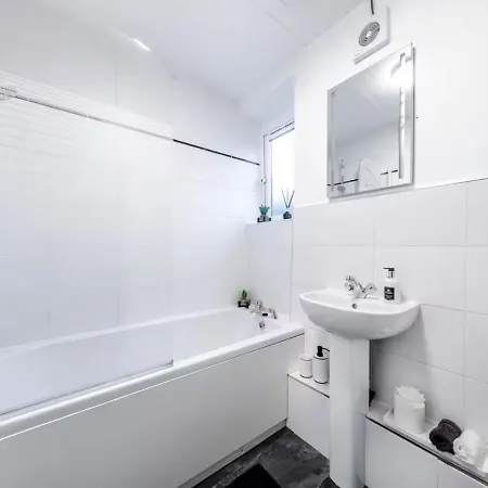 Modern 3-bed Apartment, Free Parking,