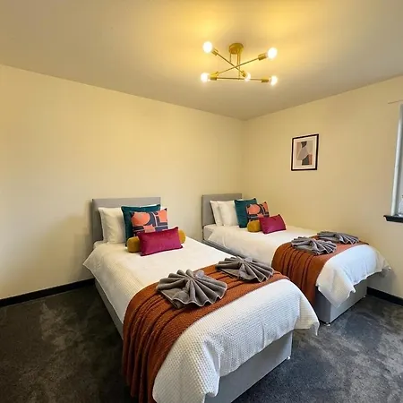 3br, 5 Beds, Free Parking - Long Term Glasgow
