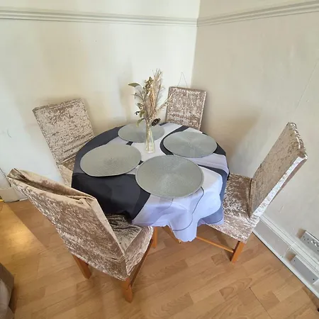 Warm & Welcoming 2-bed Flat With Free Parking Lägenhet *