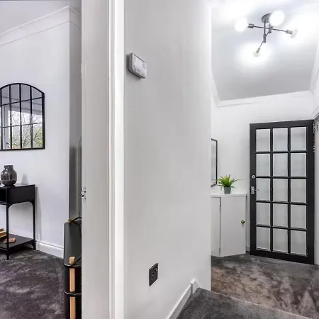 Modern 3-bed Apartment, Free Parking, *