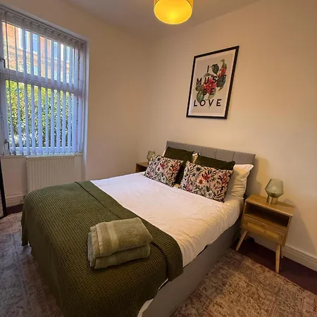 Bright 3 Bedroom With Parking In Shawlands Γλασκώβη