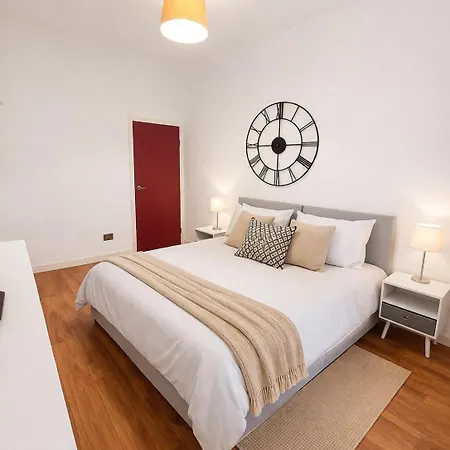 3br, Modernised Ground Floor Apartment, Free Park *
