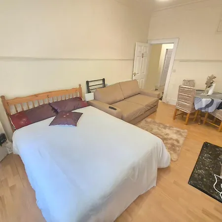 Διαμέρισμα Warm & Welcoming 2-bed Flat With Free Parking *