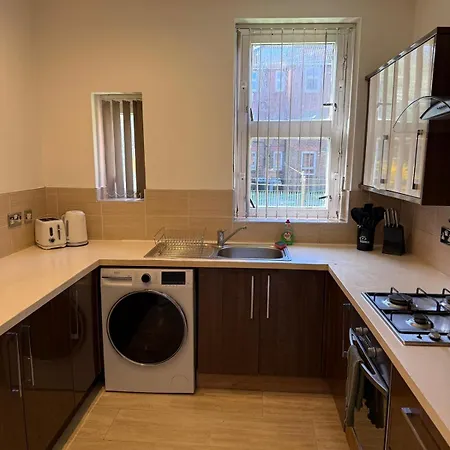 Bright 3 Bedroom With Parking In Shawlands *