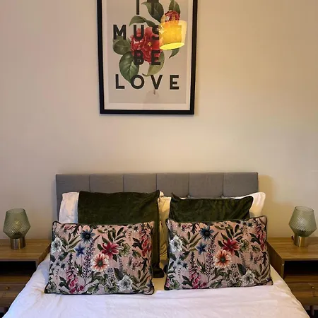 Bright 3 Bedroom With Parking In Shawlands Διαμέρισμα