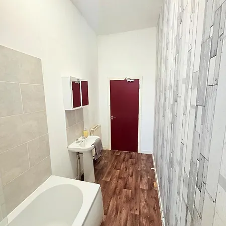 3br, Modernised Ground Floor Apartment, Free Park Glasgow