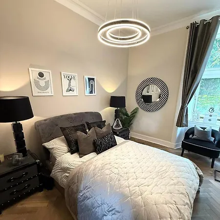 Modern West End Apartment, Glasgow. *